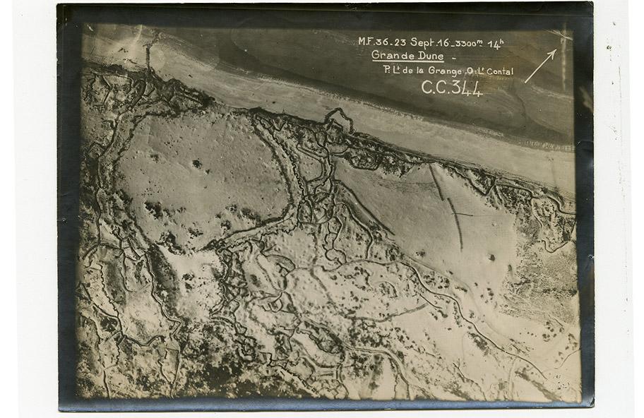 Vue d’un réseau de tranchées sur une plage, secteur Grande dune Photographie aérienne, 23 septembre 1916 Musée de la Grande Guerre - Meaux, 2010.91.1.0.105
