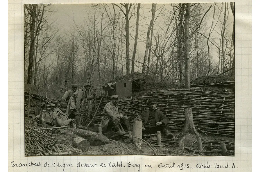 « Tranchées de première ligne devant le Kahl-Berg » Tirage photographique in Carnet n°5 du Capitaine Schultz, avril 1915 Musée de la Grande Guerre - Meaux, 2006.1.12928.0