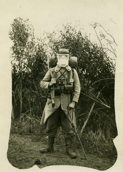 Capitaine Jules Janicaud (1882-1960) avec son masque à gaz