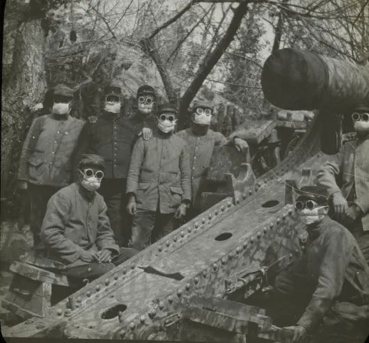 Entraînement avec masques à gaz en 1915