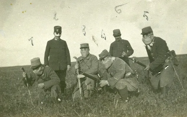 Soldats de la Première Guerre mondiale masqués