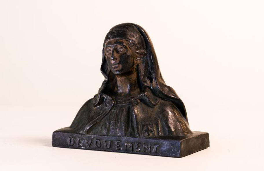 Statuette représentant une infirmière