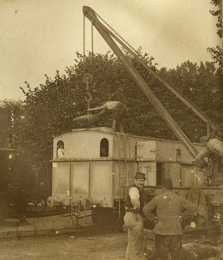 Chargement d’obus à la gare de Muizon (Marne), 1915, tirage photographique Inv. 2006.1.13734.0 - Musée de la Grande Guerre, Meaux