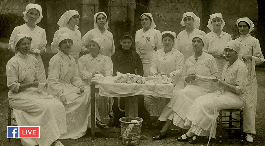 Groupe d’infirmières préparant des pansements