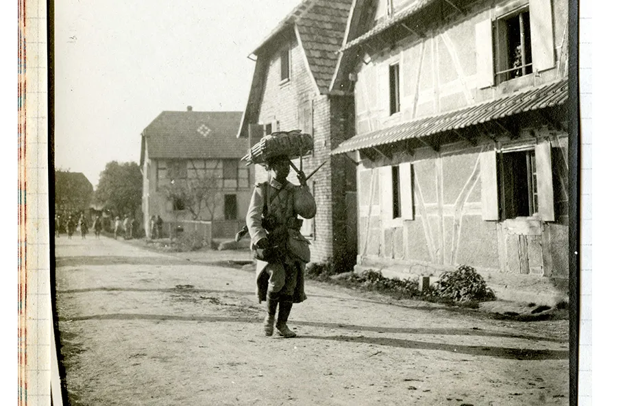 Tirailleur malgache dans le village de Fresien en Alsace