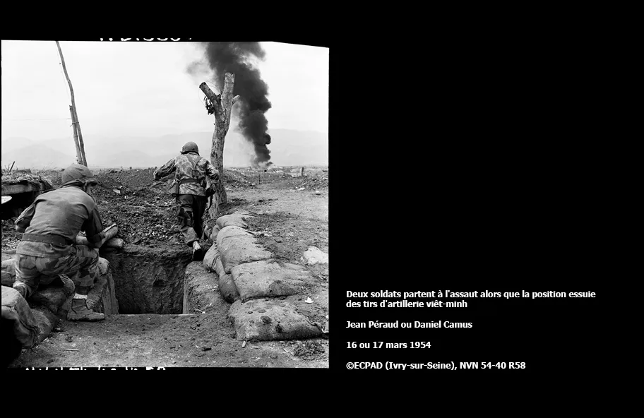 Deux soldats partent à l'assaut alors que la position essuie des tirs d'artillerie viêt-minh  Jean Péraud ou Daniel Camus   16 ou 17 mars 1954  ECPAD (Ivry-sur-Seine), NVN 54-40 R58