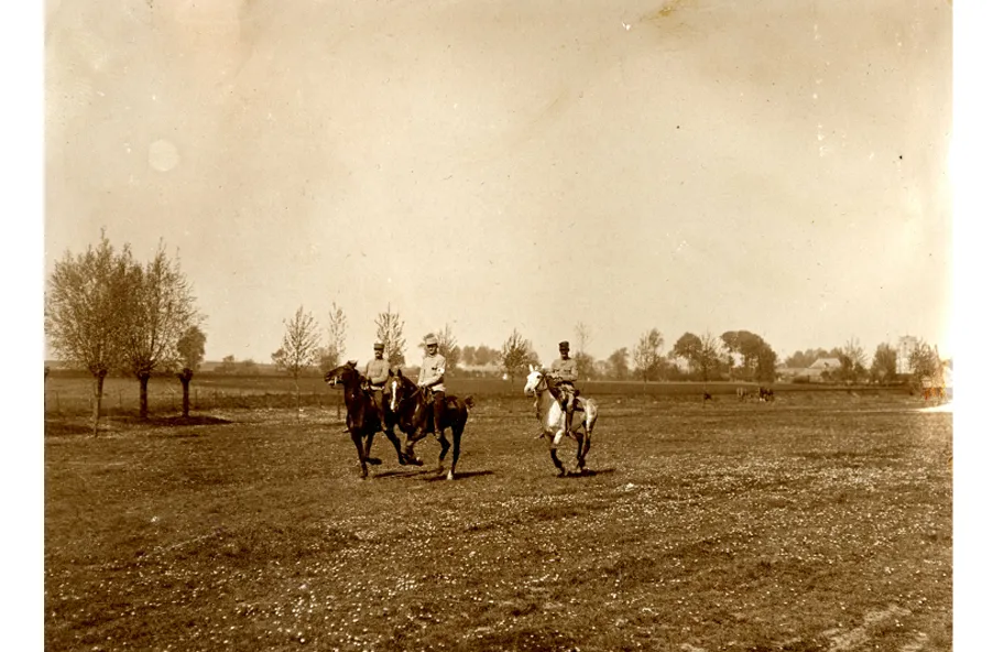 Le Docteur Collignon (centre) et deux autres officiers à cheval - Album de photographies du Docteur Collignon - Musée de la Grande Guerre, Meaux 