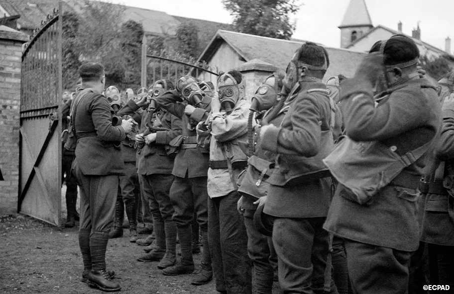 Des officiers du QG de la 2e armée s’entraînent au port de l’Appareil normal de protection (ANP) 31 Termes (Aude), septembre – octobre 1939. Photographe inconnue ECPAD (Ivry-sur-Seine)