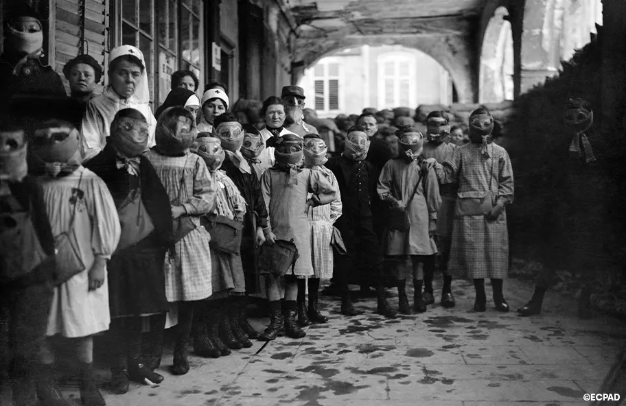 Groupe d’enfants munis de masques contre les gaz asphyxiants Pont-à-Mousson (Meurthe-et-Moselle), février 1916. Jacques Agié