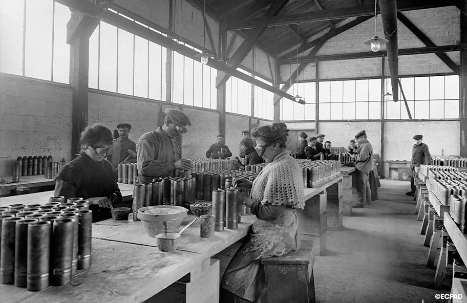 Employées dans les aciéries, les ouvrières versent dans le corps de l’obus le produit asphyxiant Saint-Chamond (Loire), janvier-février 1916. Isidore Aubert ECPAD (Ivry-sur-Seine)