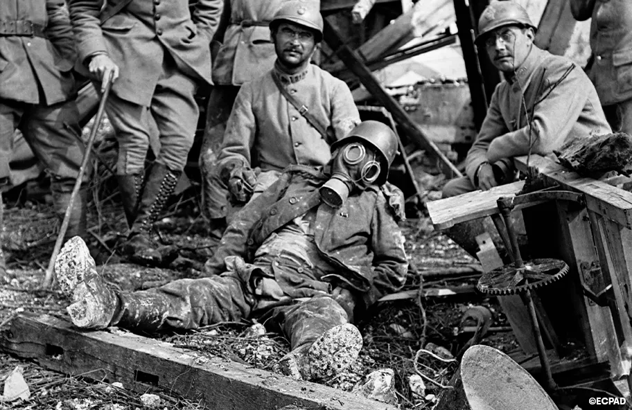 Le cadavre d’un soldat allemand, encore muni de son masque, que les poilus ont sorti de son abri Aubvillers (Somme), 28 juillet 1918. Henri Bilowski