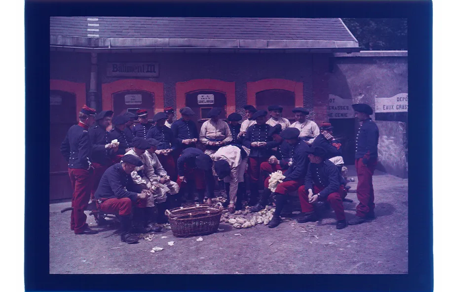 La corvée de patates Jean-Baptiste Tournassoud - France, 1913 Plaque autochrome CE2025.34.3 Musée de la Grande Guerre, Meaux