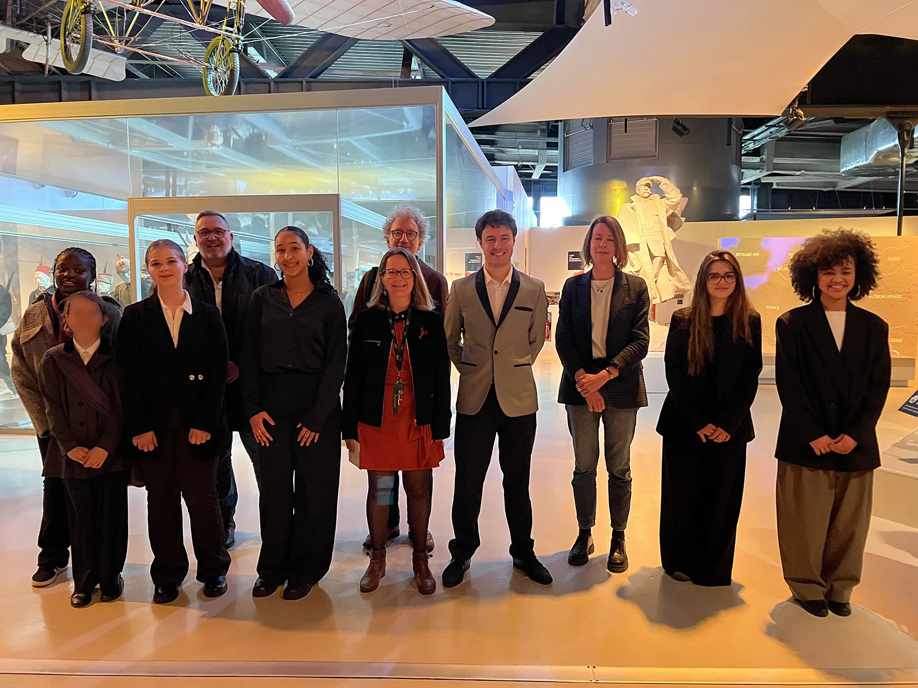 Les 6 finalistes et le jury